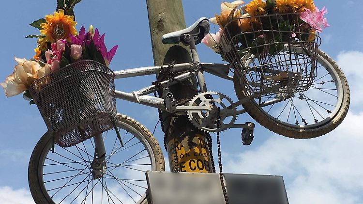 In San Cristobal erinnert ein weißes Fahrrad an die beiden getöteten Männer.