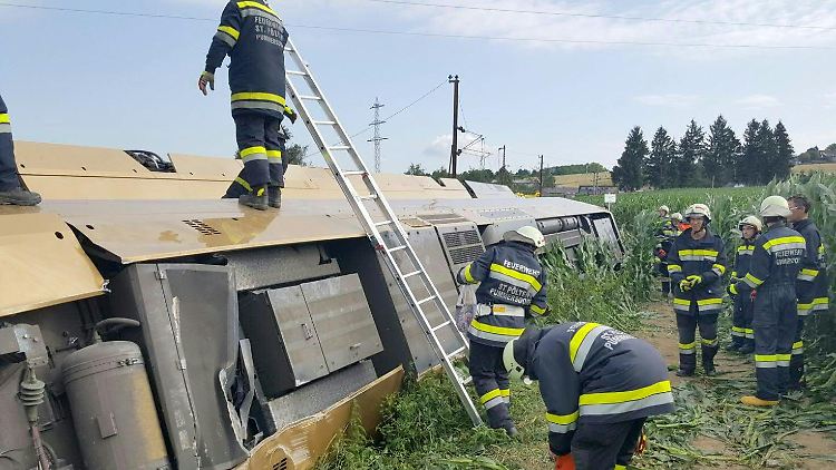 Großeinsatz bei Völlerndorf: Ein Nahverkehrszug der Mariazellerbahn liegt entgleist auf der Seite.