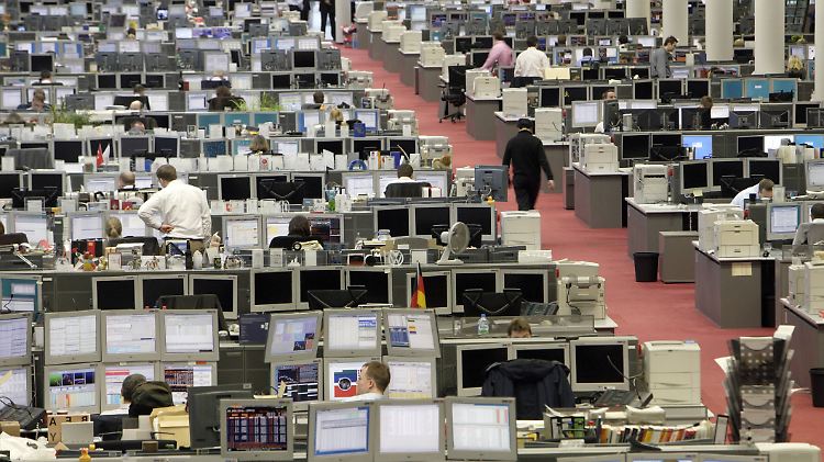 Arbeit für Analysten und Händler: Branchen, Regionen und einzelne Werte entwickeln sich auseinander. In Portfolios sollte nun stärker differenziert werden.