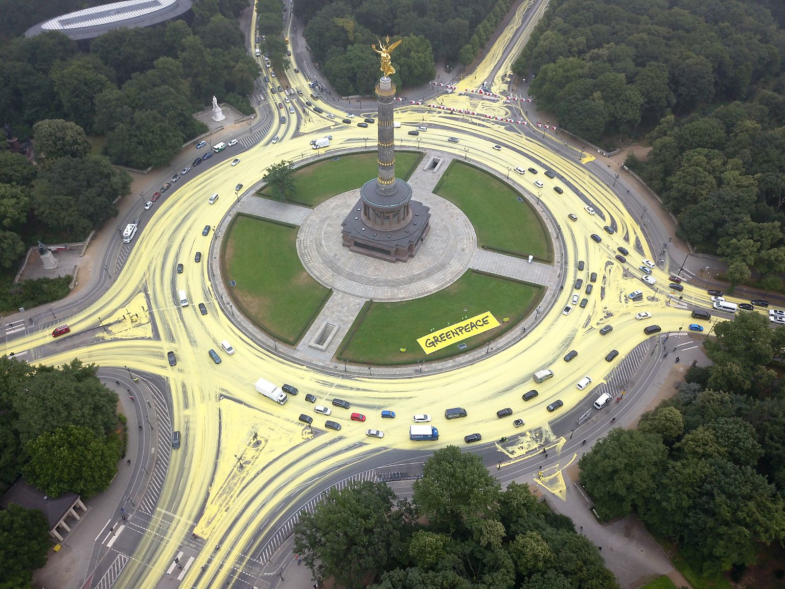 Trotz wolkenbedecktem Himmel strahlt die Sonne in Berlin. Der Grund:
