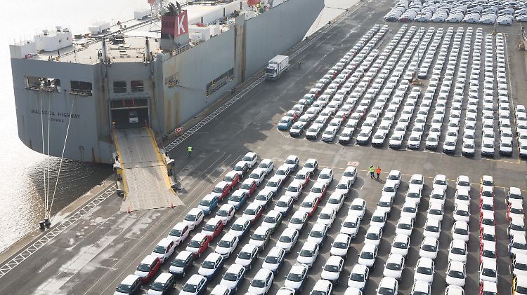 Aufgereiht zum Export: Am Auto-Terminal in Emden warten VW-Fahrzeuge auf ihre Verschiffung.