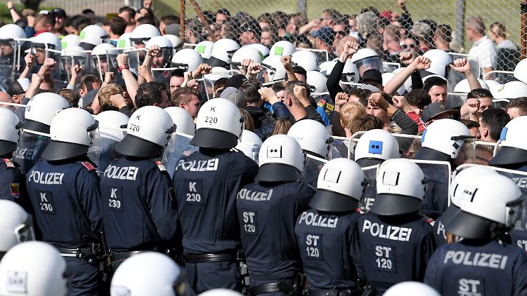 Polizisten stehen Darstellern bei der Grenzschutzübung "Proborders" an der Grenze zu Slowenien gegenüber.
