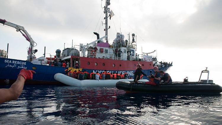Die "Lifeline" harrt seit Donnerstag auf dem Mittelmeer aus.