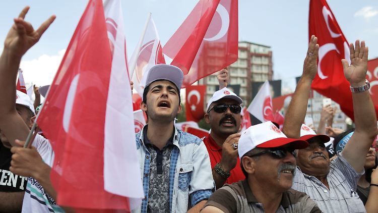 MHP-Anhänger feiern ihren Vorsitzenden Bahceli bei einem Wahlkampfauftritt in Ankara.