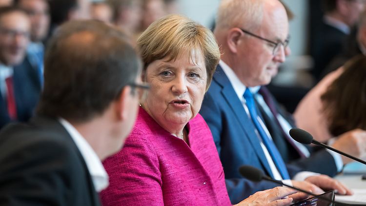 Stark durch Gemeinschaft - Merkel appelliert in der Fraktion an die Geschlossenheit.