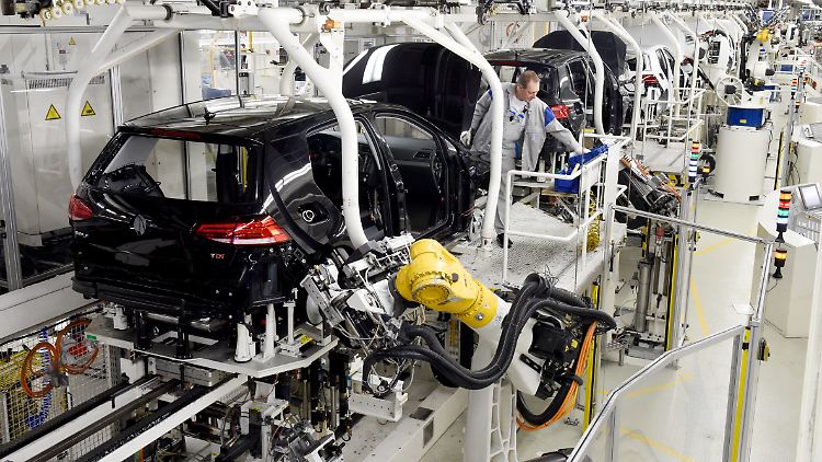 Auch nach den Werksferien werden die Bänder im Wolfsburger VW-Werk tageweise stillstehen.
