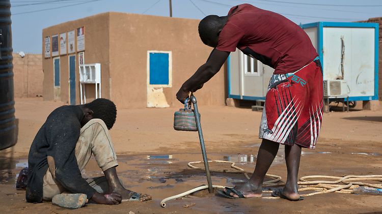 Tausende Flüchtlinge kämpfen in der Wüste zwischen Algerien und dem Niger ums Überleben. Es gab auch schon Tote.