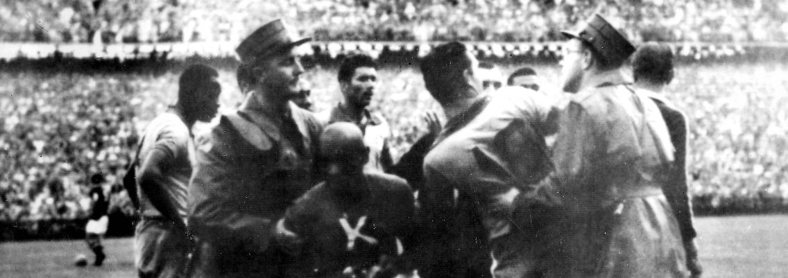 Sogar die Polizei muss einschreiten.