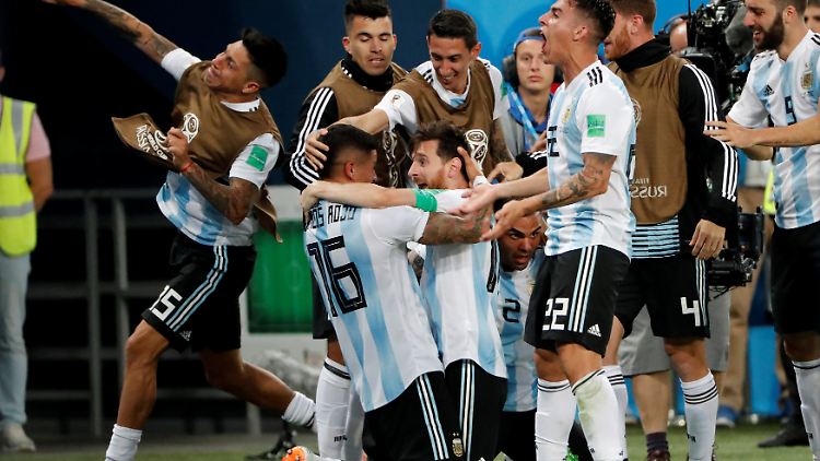 Kollektiver Jubelsturm: Argentinien ist weiter.