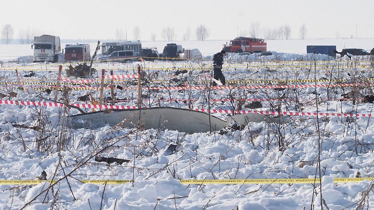 Bergung der Überreste der abgestürzten Passagiermaschine bei Moskau. 