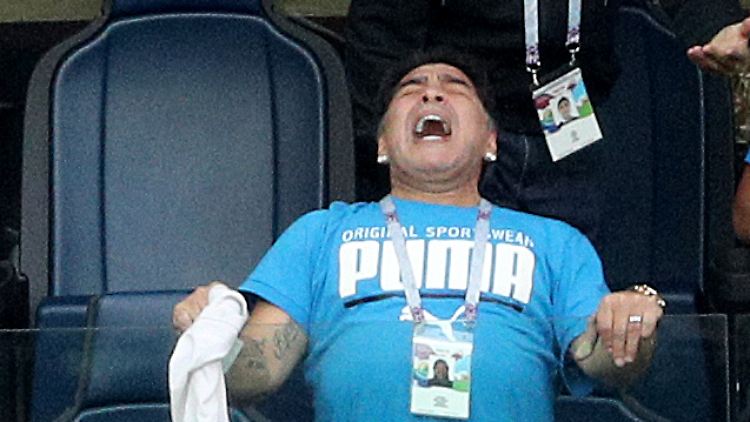 Maradona irritiert bei der WM in Russland erneut mit seinem Verhalten.