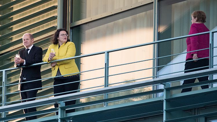 Kurze Gesprächspause auf dem Balkondes Kanzleramts: Angela Merkel (r.) gesellt sich zu Olaf Scholz und Andrea Nahles von der SPD.