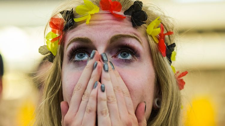 Wie hält es der Arbeitgeber mit der WM? Public Viewing am Arbeitsplatz kann laut Institut der Deutschen Wirtschaft das Betriebsklima verbessern.