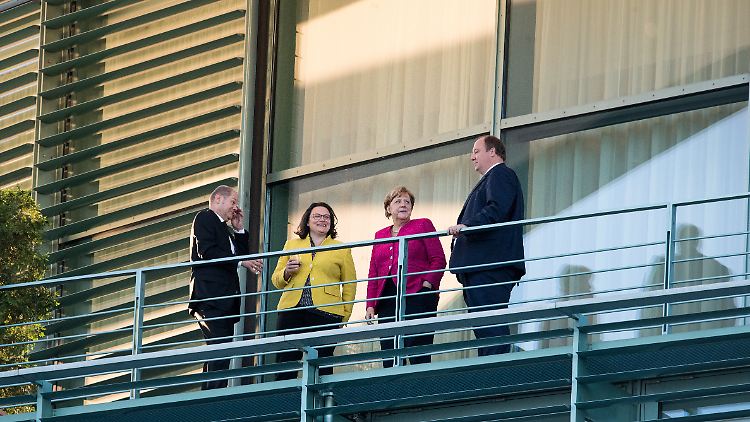 "Die Koalition ist handlungsfähig": Finanzminister Scholz, SPD-Chefin Nahles, Bundeskanzlerin Merkel und Kanzleramtschef Braun (v.l.) bei einer Gesprächspause auf dem Balkon des Kanzleramts.