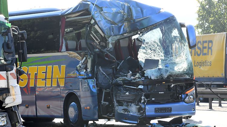 Durch die Kollision zersplitterte die Vorderscheibe des Busses.