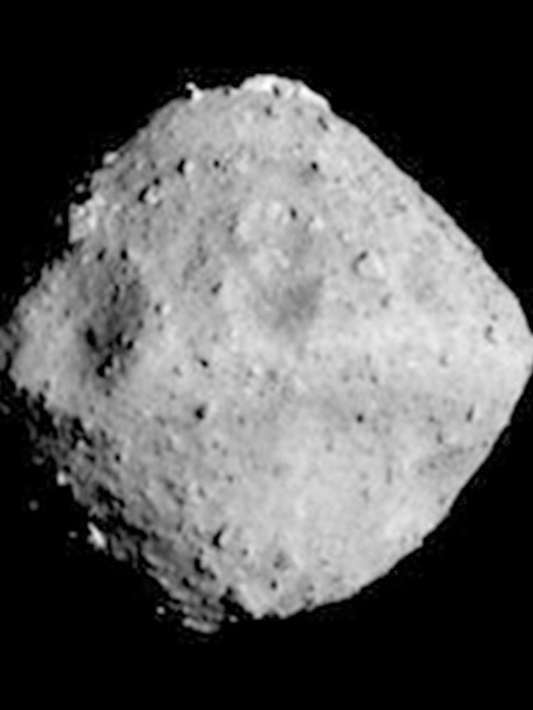 Aufnahme des Asteroiden Ryugu: Entgegen der Annahmen ist er nicht rund, sondern hat die Form eines Rhombus.