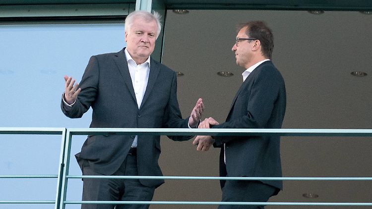 Beim Koalitionsausschuss am vergangenen Dienstag debattieren Horst Seehofer und Alexander Dobrindt auf einem Balkon des Kanzleramts.