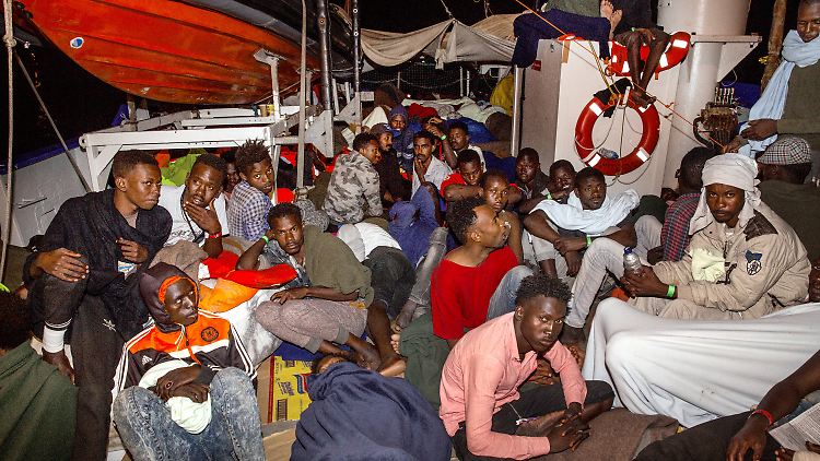 Dicht an dicht: Flüchtlinge auf der "Lifeline".