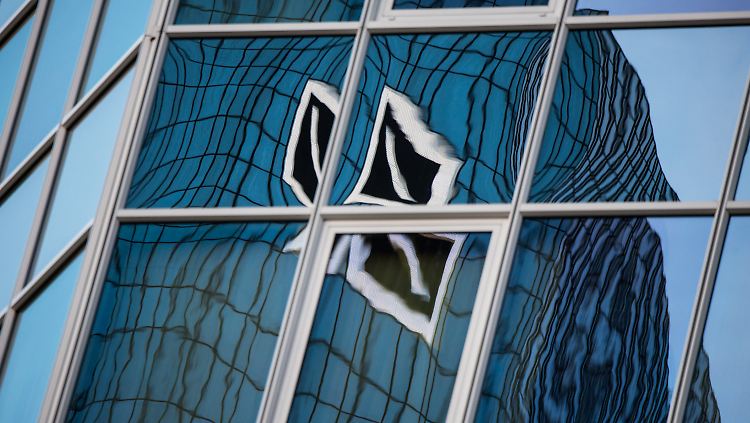 Deutsche Bank im Umbruch: Die Aktienkurs fällt unter die Marke von 9 Euro.