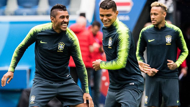 Thiago Silva (m.) im Kreis seiner Nationalmannschaftskollegen.