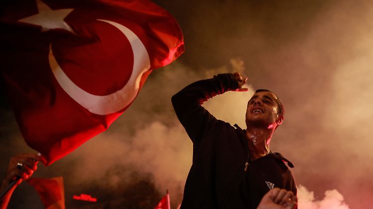 Erdogan-Anhänger feiern den Wahlerfolg ihres Präsidenten. Und der setzt Europa-Ressentiments ganz bewusst im Wahlkampf ein.