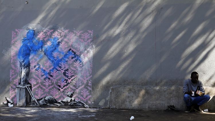 Ob auch das Mädchen, das ein Hakenkreuz übermalt, ein Banksy-Werk ist, sagte der Künstler nicht. 