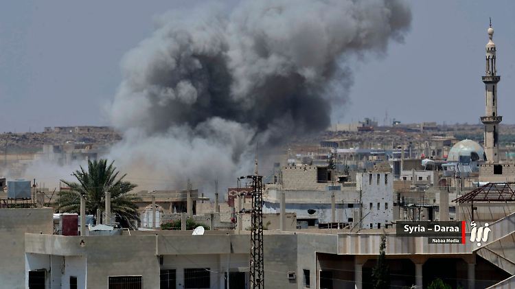 Wie die Syrische Beobachtungsstelle für Menschenrechte vermeldete, seien acht Zivilisten nach den Luftangriffen auf Daraa getötet worden.