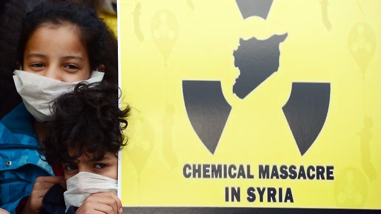 Demonstranten protestieren in Berlin gegen den Einsatz von Chemiewaffen im Syrien-Krieg.