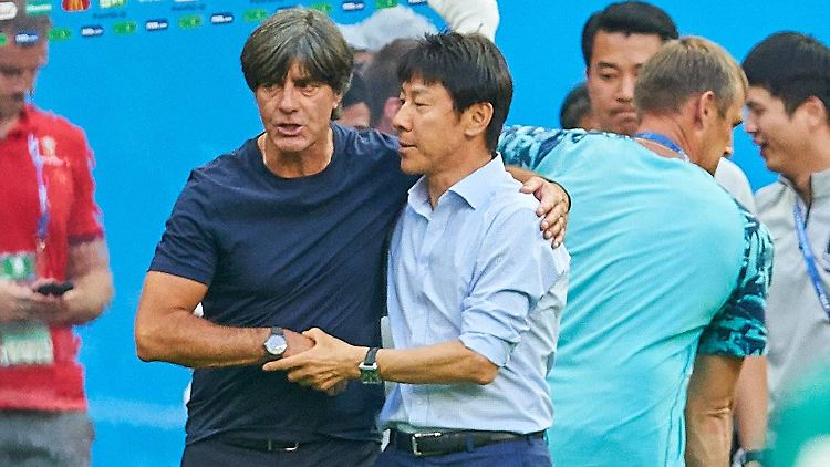 Joachim Löw mit seinem südkoreanischen "Doppelgänger" Taeyong Shin.