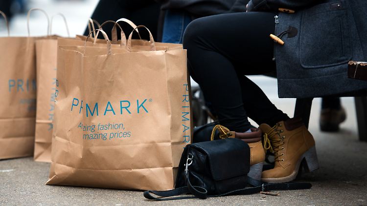 Textil-Discounter wie Kik und Primark profitieren von den Schnäppchen-Wünschen der Verbraucher. 