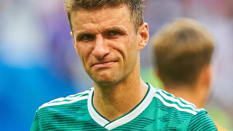 Ein sichtlich erschütterter und vollends entthronter WM-Torschützenkönig Thomas Müller warnt vor zu heftiger Grundsatzkritik.