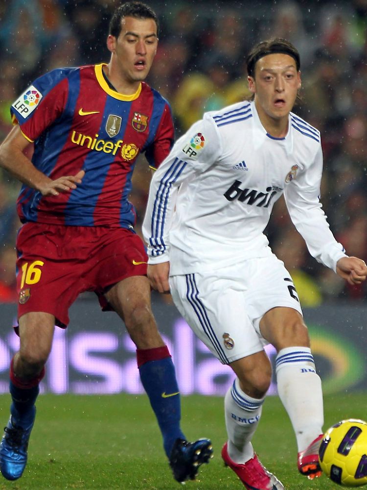 "So hoch habe ich noch nie in einem wichtigen Spiel verloren": Mesut Özil, hier gegen Barcelonas Sergio Busquets.