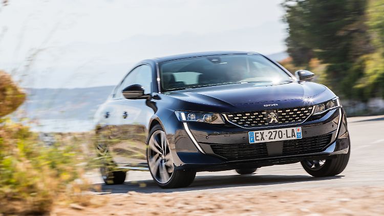 Der Kühlergrill des Peugeot 508 macht mit markantem LED-Lichtdesign auf sich aufmerksam.