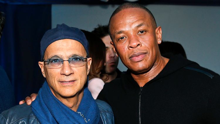 Dr. Dre und Jimmy Iovine haben die Firma Beats Electronics 2014 für drei Milliarden US-Dollar an Apple verkauft.