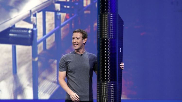 Mark Zuckerberg 2016 bei der Präsentation der Drohne. Auf dem Bild hält er einen ihrer Flügel.
