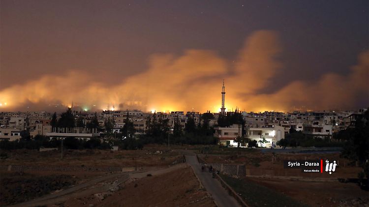 Aktivisten sprachen von rund 55 Angriffen in der Nacht zum Donnerstag. Ein Kommandeur der oppositionellen Freien Syrischen Armee meldete rund 150.