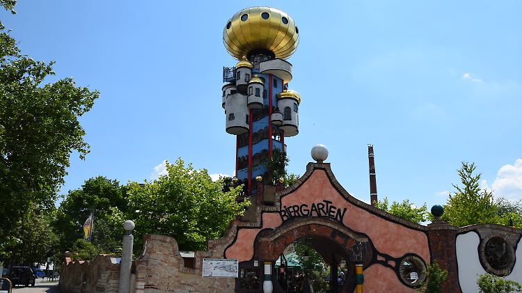35 Meter hoch thront der Hundertwasser-Turm über dem Biergarten der Brauerei Kuchelbauer.