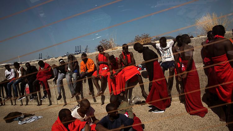 Migranten im spanischen Hafen Algeciras. Nach dem Willen einiger EU-Politiker sollen Flüchtlinge außerhalb der EU Asyl beantragen.