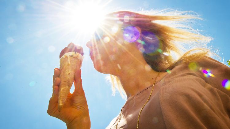 Viel trinken, Eis essen und ab an den See: So lässt es sich im angekündigten warmen Sommer wohl am besten leben.