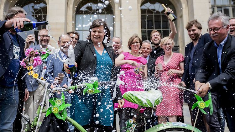 Mit Sektdusche und Konfetti: Die Berliner Grünen-Fraktion feiert das Mobilitätsgesetz.