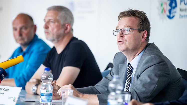 Staatsanwalt Henner Kruse,  (re.), Uwe Block und Norbert Krüger (li.) informieren über den Mordfall Nicole Denise Schalla.