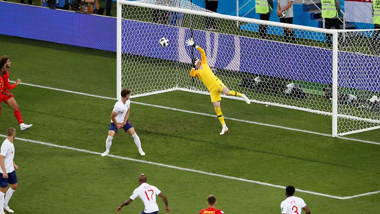 Pickford streckt sich, kommt aber an Januzajs Schuss nicht heran.