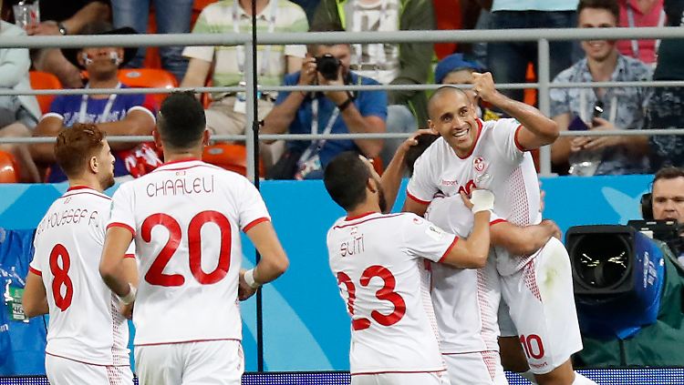 Khazri (rechts) bejubelt mit seinen Teamkollegen den Treffer zum 2:1.