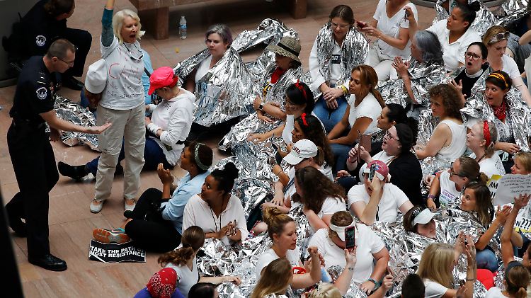 Unter den Demonstranten waren auch die demokratische Kongressabgeordnete Pramila Jaypal und Schauspielerin Susan Sarandon.