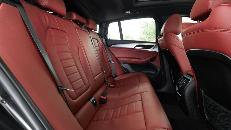 In der zweiten Reihe des BMW X4 gibt es jetzt mehr Platz für die Passagiere.