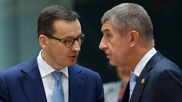 Die Regierungschefs von Polen und Tschechien, Morawiecki (l.) und Babis, auf dem EU-Gipfel.
