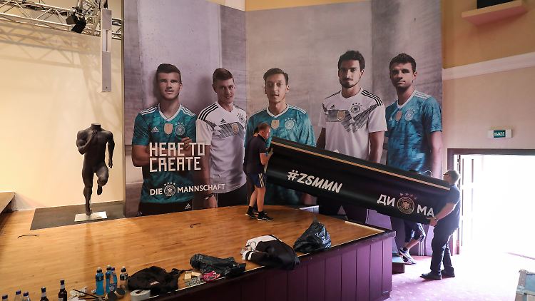 Aus und vorbei: Arbeiter bauen ein Teil des PK-Tisches vom Podium im DFB-Mediencenter ab.