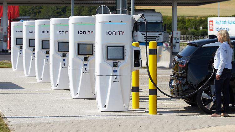 Deutschlands erste Ultraschnellladestation für Elektroautos an der A 61.