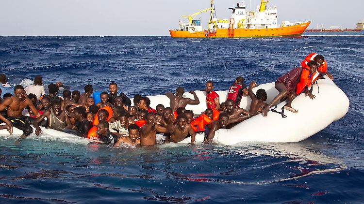 Schlepperbanden nähmen Europa in "moralische Geiselhaft", sagt Frontex-Chef Leggeri. Sie bringen Flüchtlinge für teuer Geld von den nordafrikanischen Küsten aufs offene Meer hinaus und lassen sie dann dort treiben - bevor sie ertränken, retten sie dort die europäischen Schiffe.