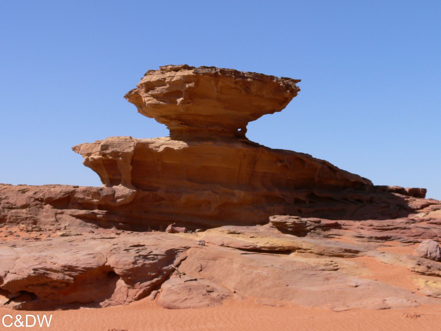 "Wüsten existieren in vielen Regionen unserer Erde. ... (Pilzförmig erodierter Stein im Wadi Rum, einer Wüstengegend im Süden Jordaniens)